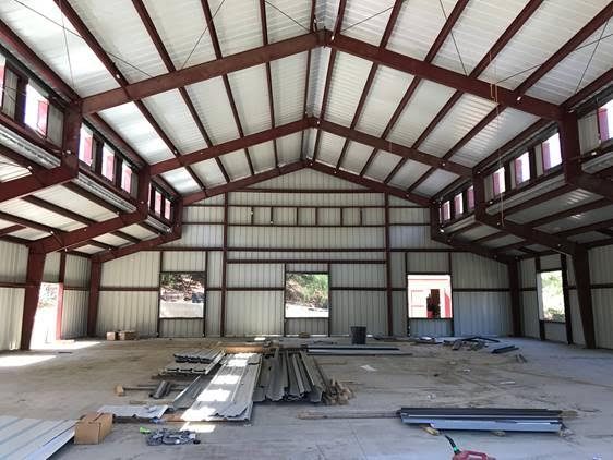 Raised center aisle barn